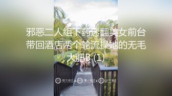 【新片速遞】十月新流出纸箱厂女厕❤️全景后拍精选几个颜值不错的年轻美女尿尿白大褂两次入镜