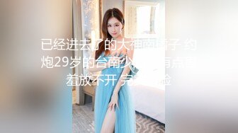 小麦色皮肤，极品尤物面罩御姐，性感黑丝美腿，很是风骚，无毛馒头肥穴，假屌深喉，美臀摇摆