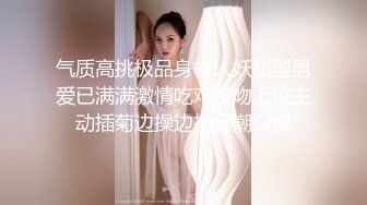   骚货女邻居，撅起屁股在客厅等着我后入，干净的身体却如此下贱