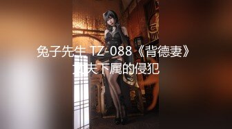 超棒女神丰乳肥臀有点妖艳，翘起屁股特写电臀，一线天极品馒头穴