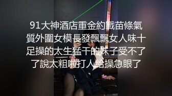 十二月新流出大神潜入水上乐园更衣间四处游走偷拍 一袭红衣美女主动在镜头前换穿不幸被拍