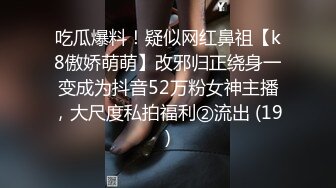 淫荡小骚货，公共厕所自慰，扒开内裤，肛塞跳蛋一起上，爽的淫水直流，带了假屌抽插骚逼