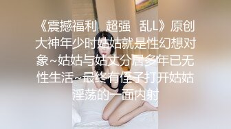 猥琐摄影师吊绑广州墨镜少妇 用打火机烧她逼毛玩滴蜡