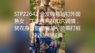 【魔手外购】，大胆坑神潜入商场女厕，近景特写同步露脸全身，数位小姐姐私密处被偸拍