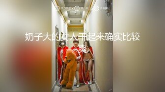  风骚美少妇寻求刺激，打着电话被无套后入操逼，表情夸张极其享受特写超粉穴