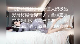 三个女人和两个男人进行了一场激情四射的现场表演