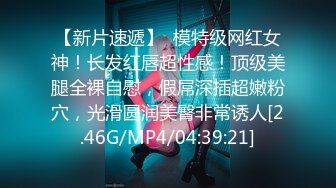 淫乱3p我在房间干骚屄，他老公在门口拍摄！真刺激