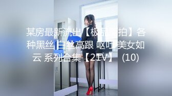 长卷发轻熟女红色睡衣性感红色丝袜丰满翘臀，撅起屁股特写私处，水很多骚的很扣穴