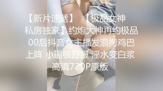   健身房厕所尿尿听到隔壁厕间有奇怪的声音意外偷拍到教练和女学员在里面嘿哟简直就是活春宫