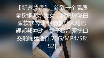  小骚逼露脸洗干净了伺候小哥哥诱惑狼友，舔鸡巴的样子好骚吸蛋蛋，深喉抽插