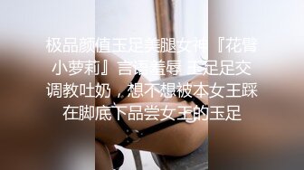 八字巨乳美少女，一对豪乳又大又粉，渔网袜居家操逼，坐在身上操嫩穴，大奶抖动，骑乘更刺激