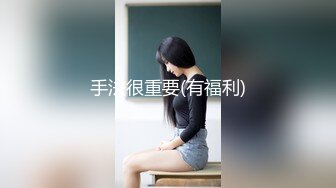  小骚货穿着老公买的旗袍丝袜出来约炮 用鸡巴狠狠的捅了进去 小骚货被操得淫相毕露