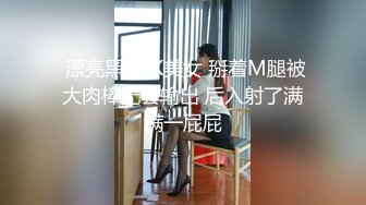 门缝下偷窥隔壁合租小嫂子想香香