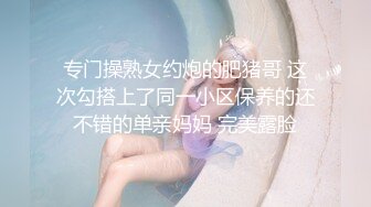  女仆装露脸小母狗，床上的极品尤物高颜值让小哥玩弄，交大鸡巴压在身下揉奶草穴