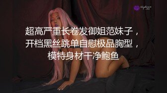 逼逼带着阴环，阴唇带着小铃铛的极品骚女，燃情大秀直播道具抽插骚穴和菊花，双插蹂躏刺激不断，浪叫不止