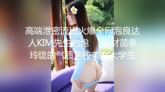 人妻熟女一边用手机聊天一边后人