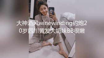 冒險把窗戶破個洞偷看兩個大學妹洗澡,前面妹子粉嫩的乳頭