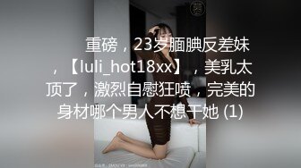 穿着女仆装在家中玩自拍