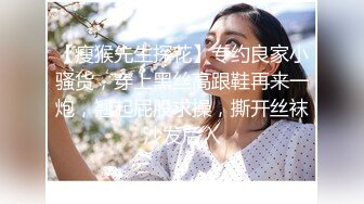 合租房洞中偷拍对门的美女洗澡哦操,人美身材也非常好