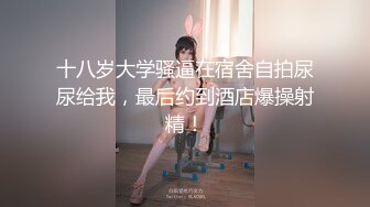  眼镜妹逼毛乌黑茂密,每次洗澡都要用猪鬃毛刷子刷逼