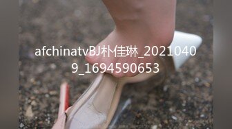 墙壁缝隙偷窥隔壁家小嫩妹洗香香