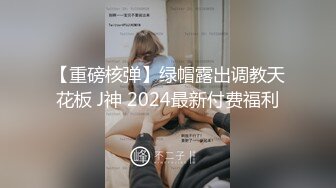 黑丝小少妇露脸跟两个小哥玩3P，让小哥调教听狼友指挥