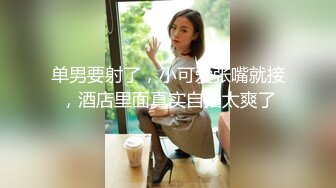 教室裏激情啪啪大秀，小情侶膽真肥，教室講臺上後入狂艹，邊看課本邊艹