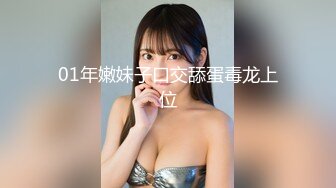 办公室里的风骚少妇漏着奶子陪狼友发骚，奶头上还夹着小铃铛，后面男女同事好多，逼里塞跳蛋让男同事玩奶子