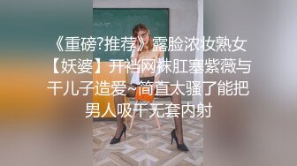 极品少妇女上位虎穴深入无套吞大屌，龟头好大，摩擦阴蒂和外阴，玩三P