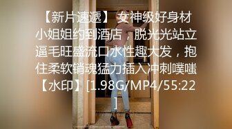 小少妇的3P，全程露脸被两个大哥玩弄，草着小屁股嘴里塞着大鸡巴，床上床下性爱椅抗腿爆草激情抽插精彩刺激