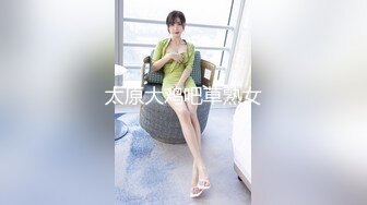 【新速片遞】 新来的小美女露脸直播，初次下海听指挥狼友让干啥就干啥，奶子比心，掰开逼逼看特写看着还很嫩，精彩又刺激