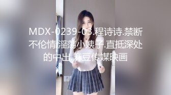 金发女抓着自己男友鸡鸡玩深喉