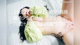 周末和同居女友做爱套套用完了只好无套后入没有刹住车内射进逼里女友露出一脸埋怨无奈的表情