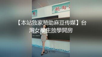 骚妈带着两个女儿一起大秀直播，全程露脸好刺激，黑丝情趣装诱惑，吃奶舔逼AV棒自慰骚穴，嫩的出水还没毛