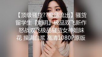 90后文艺范漂亮援交美女带着小姐妹一起酒店和2河南老乡啪啪,到酒店后发现在直播小姐妹不干了,只能她床战2男!