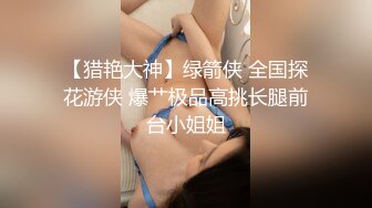 萝莉小妹为爱献身，全程露脸让小哥揉着奶子跟狼友互动撩骚听指挥，抠小嫩逼好多淫水，激情上位放肆抽插好骚