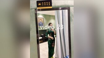 良家小少妇露脸镜头前性感展示，逼逼干净又性感逼毛没几根好美，掰开特写展示自己抠骚穴给狼友看，浪叫不止