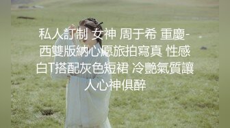 两小百合自己进公厕开玩