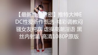 商场女厕超近距离贴B拍 丝袜美少妇的一线馒头B 不小心碰到她屁股了 吓的杀猪一样大叫