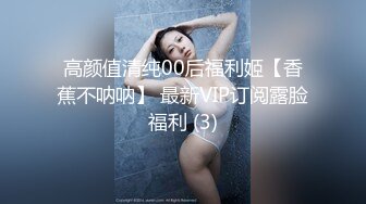   客厅犯错了，跪在地上受惩罚的美女。男：贱不贱，贱不贱！  女：嗯嗯